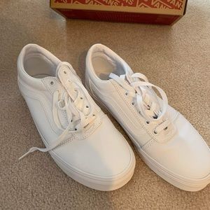 Women’s Old Skool Tumble Triple White Vans size 9.5 - brand new, never been worn